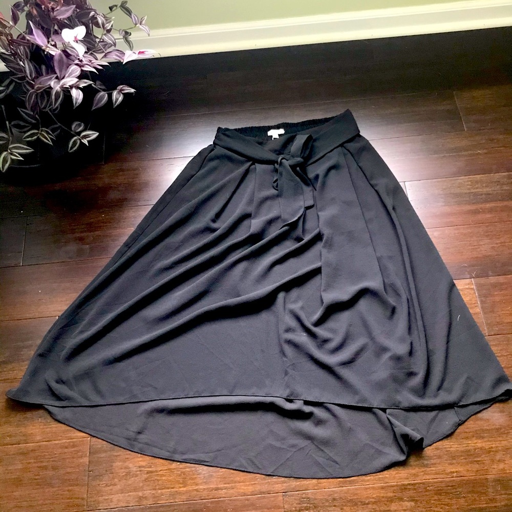 Black front tie flowy Max Studio skirt